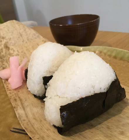 三皿目　なおとまゆ・おにぎりとお味噌汁